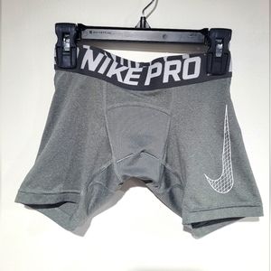 (U6) NWOT NIKE BOYS COMPRESSION SHORTS - GREY - XS